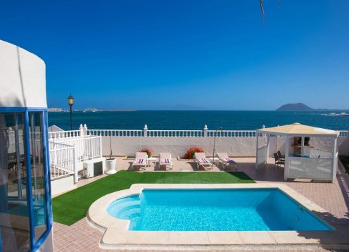 Casa Ambar Dorada in Corralejo, seafront heated pool