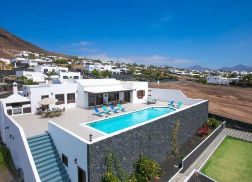 Villa Marina Brisa in Playa Blanca, sea views and pool