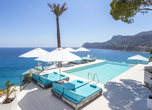 Villa Cala Sol in Es Cubells, Infinity pool by the sea