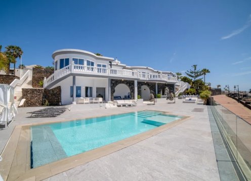 Villa Vida Oasis in Puerto del Carmen, Infinity pool and jacuzzi