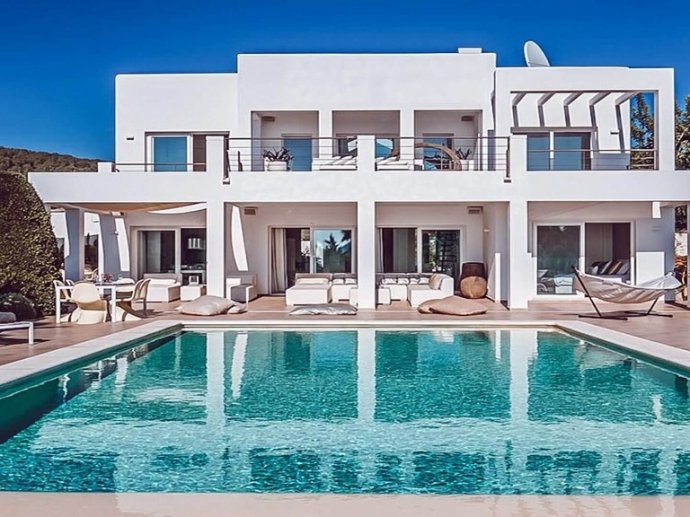 Villa Aina Sol in Cala Jondal, 6 Bedrooms Pool & Tennis Court