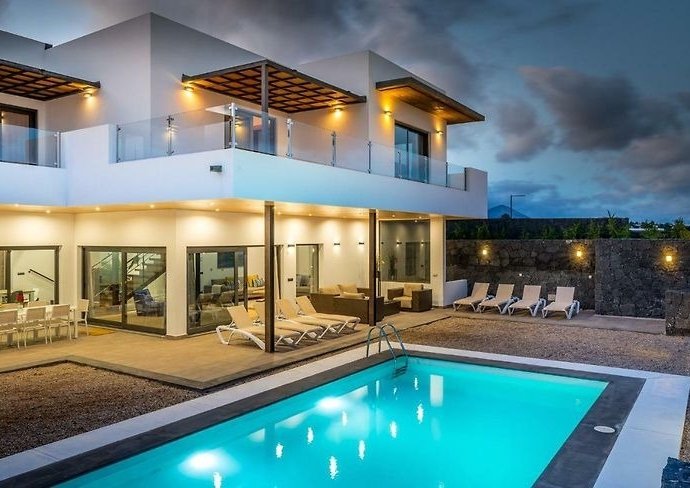 Casa Valeria Luz in Puerto Calero, Modern style