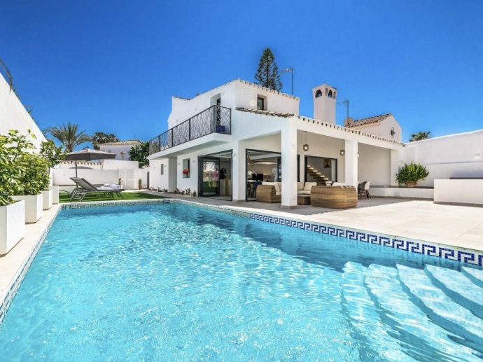 Casa Ambar Blanca in Puerto Banus, Beachside Style