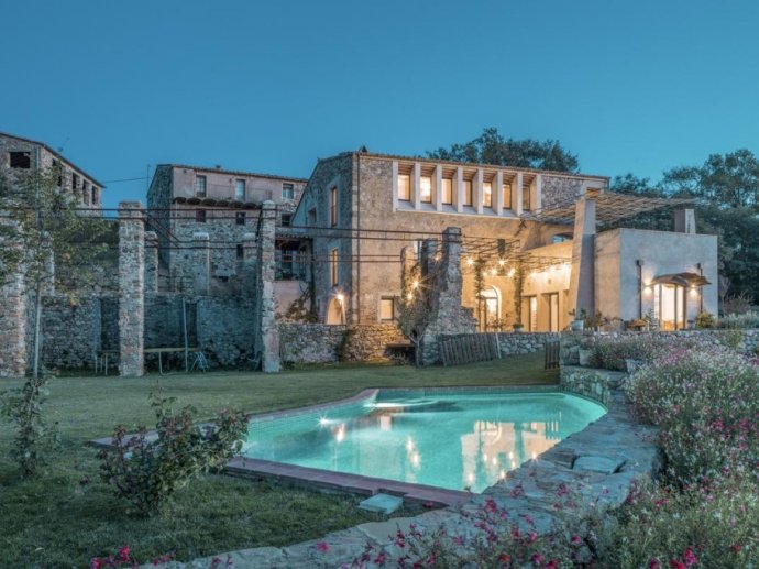 Can Cauliques, Sant Ferriol, Girona – Exquisite 13th Century Farmhouse