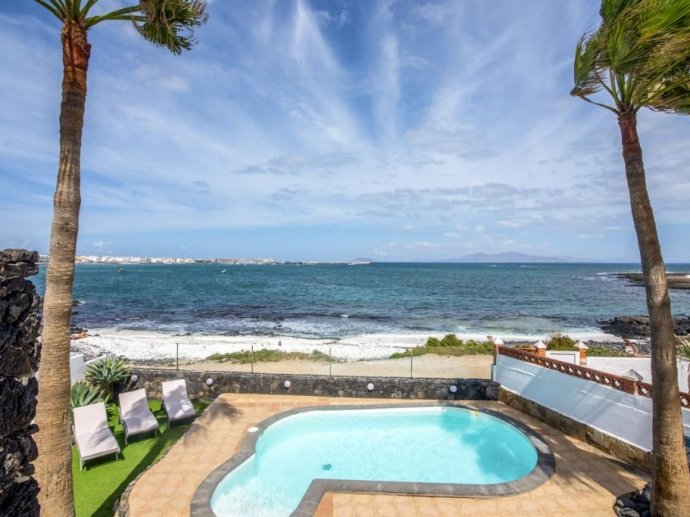 Casa Cala Jardin in Corralejo, Beachfront with Pool Casa Cala Jardin in Corralejo, Beachfront with Pool