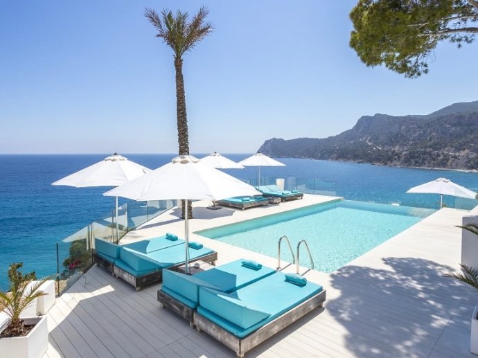 Villa Cala Sol in Es Cubells, Infinity pool by the sea