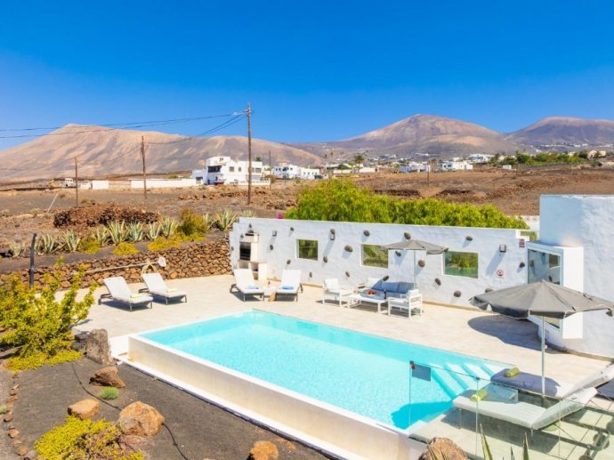 Villa Ahumaderia in Puerto del Carmen, private heated pool, Sleeps 10